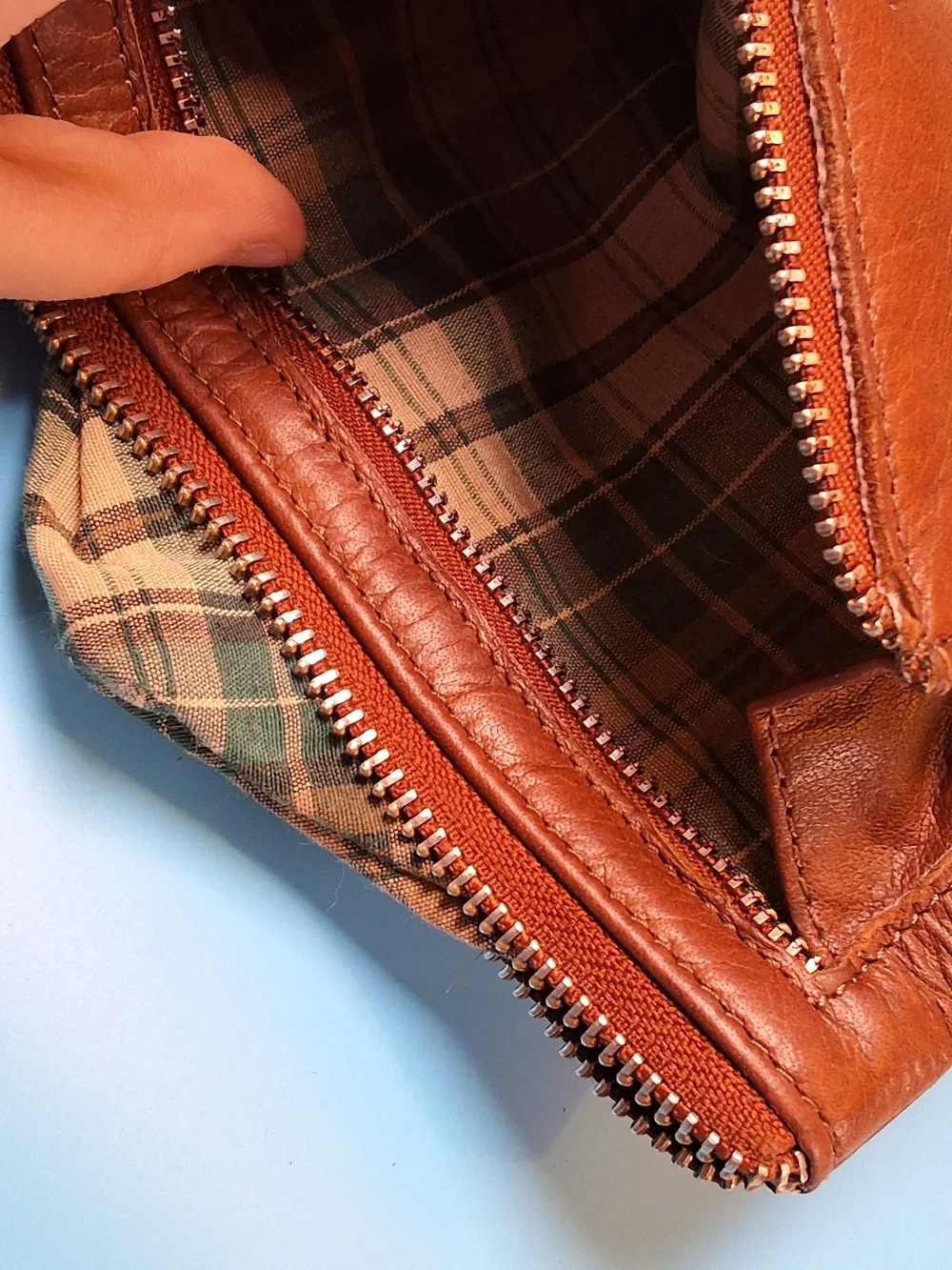 WildWest Leather Zip Wallet in Warm Cognac